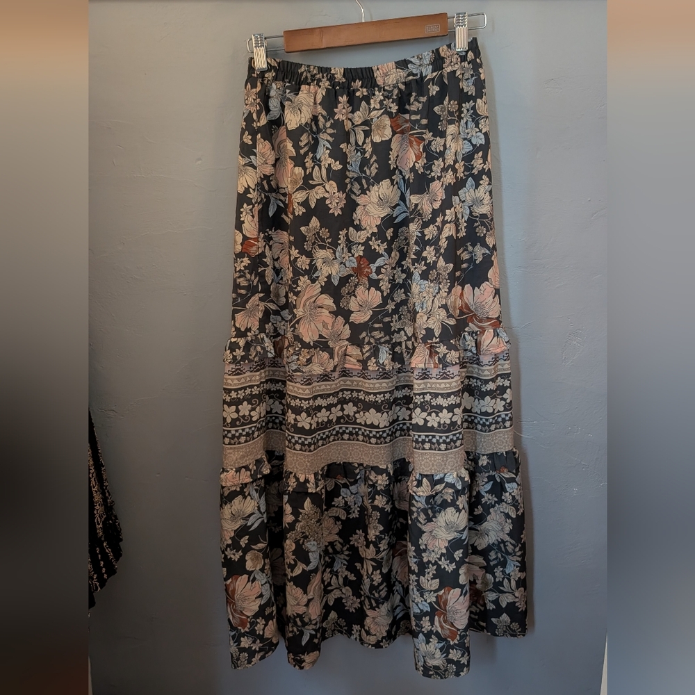 🧶 Amethyst Boho Black and Cream Floral Skirt - Picture 2 of 6